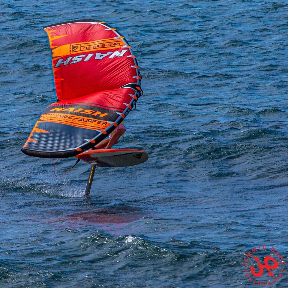 Robby Naish a Ho’okipa con il Wing-Surfer